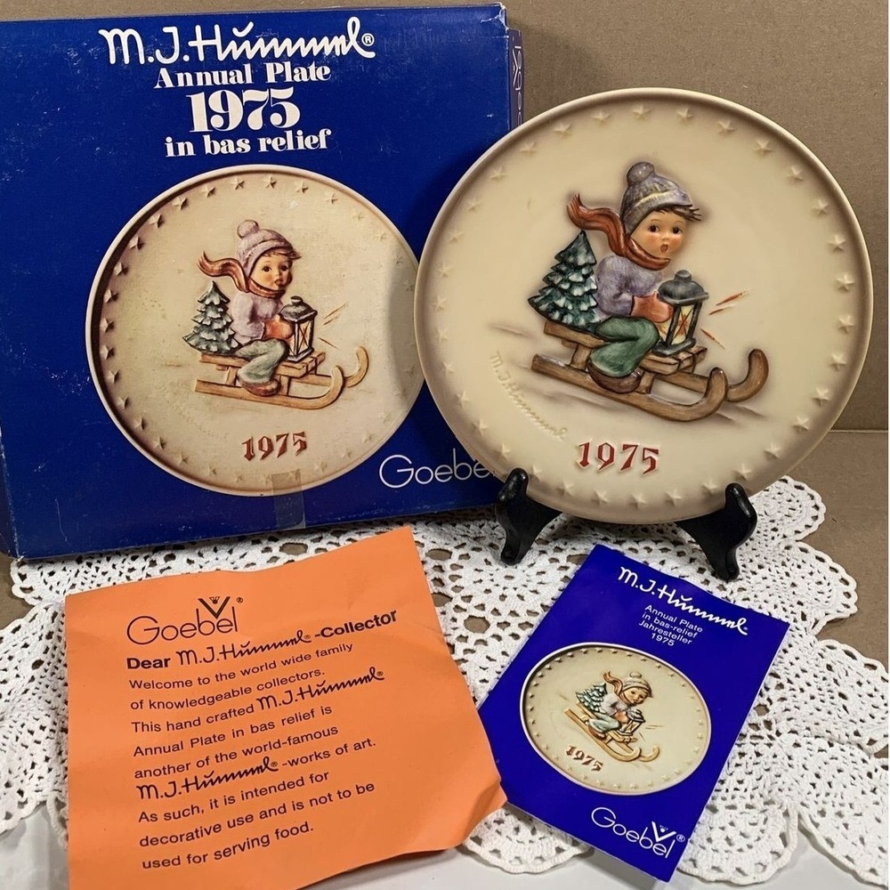 Goebel Hummel 1975 Annual Plate Ride into Christmas Bas Relief Hum 268 W Germany